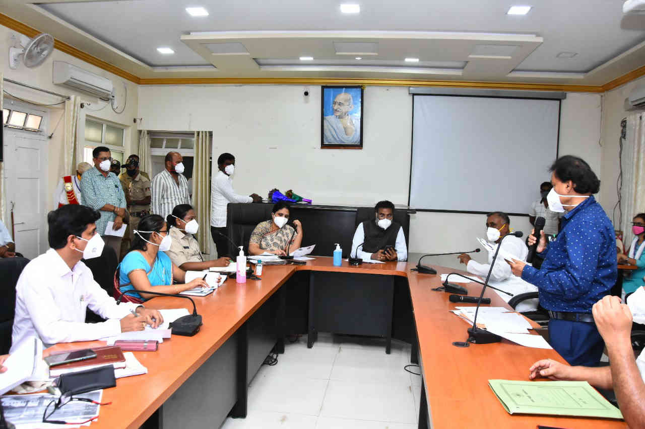 sriramulu covid meeting with chitradurga officers