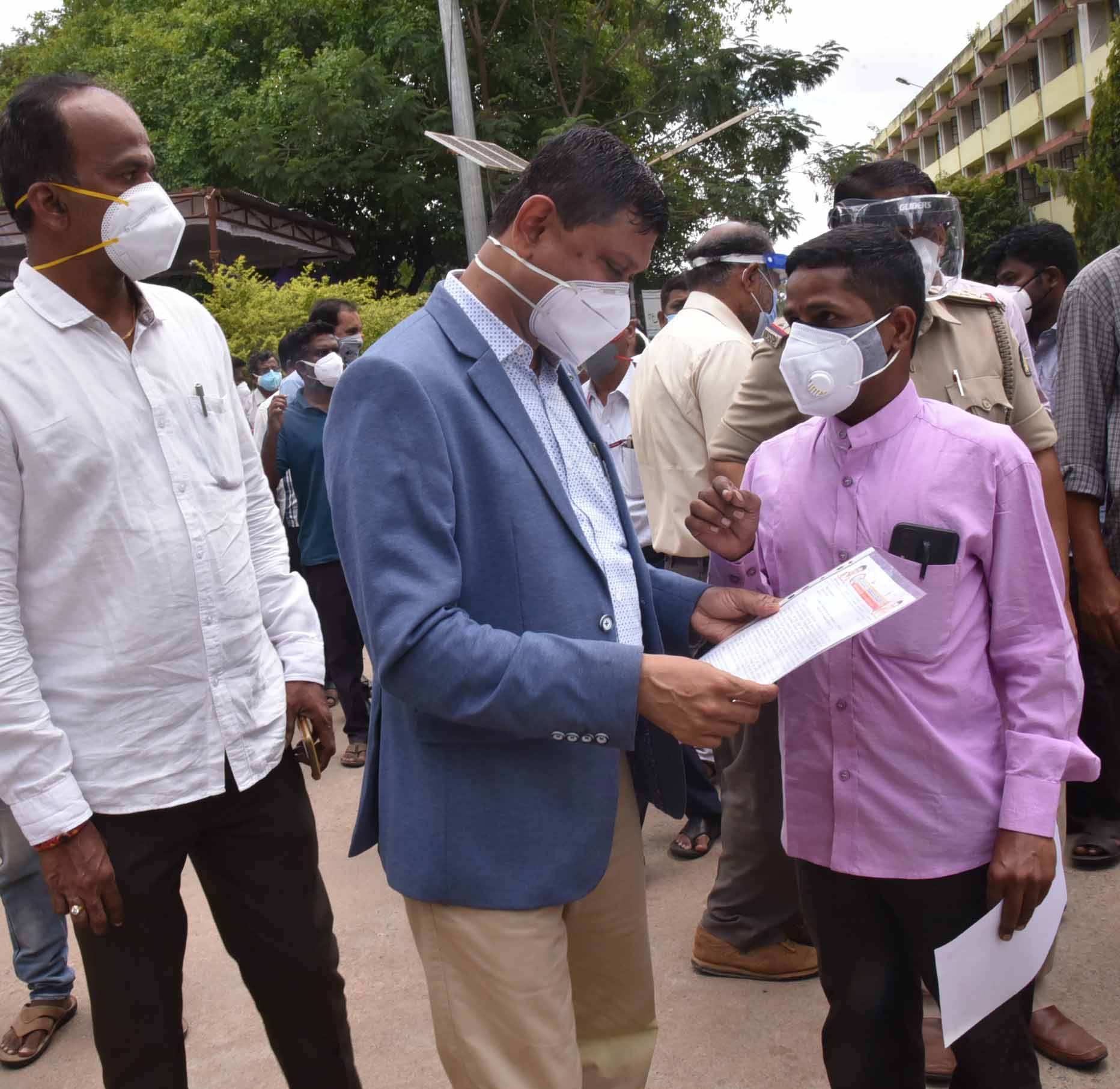 DC memorandum suvarna karnataka samsthe