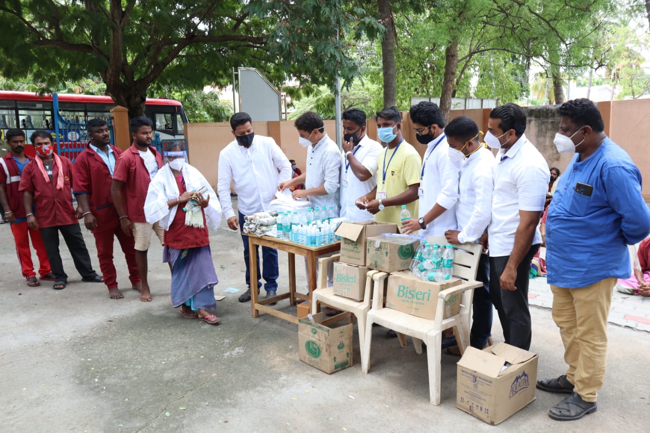 National youth congress workers gives medical kit to davangere corporation workers