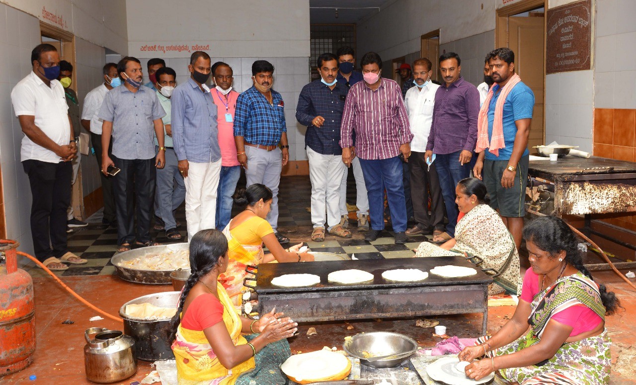 bc patil visit shiva sainya food distribution place