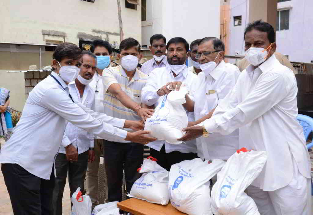 food_kit_distribute_engineer_anandappa_to_photographers[1]