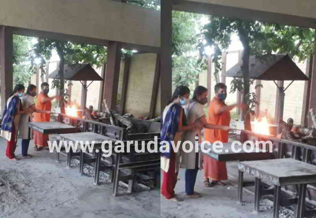 girls put fire to father funeral in Davanagere garudavoice