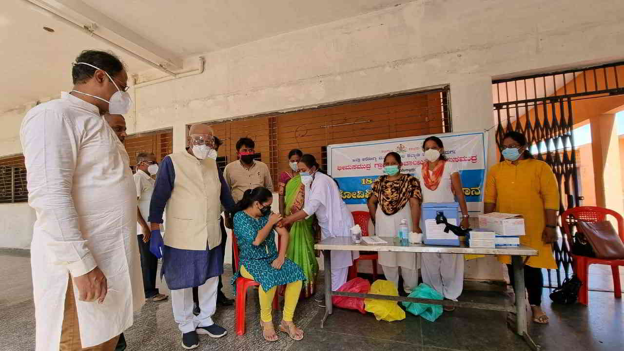 gm_siddeshwar_bhimasamudra_vaccination[1]