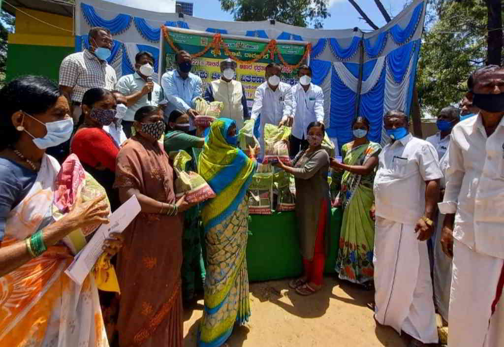 mp_gm_Siddeshwar_distribute_seeds_and_fertilizer[1]