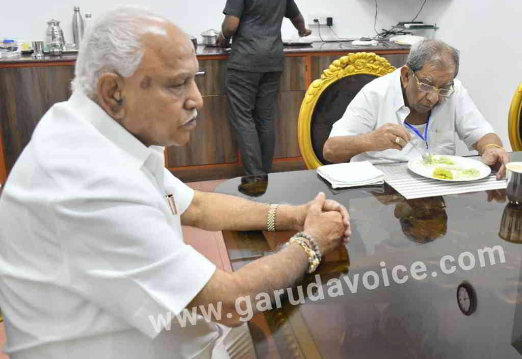 Shamanuru Shivashankarppa meets bs yadiyurappa in Bangalore