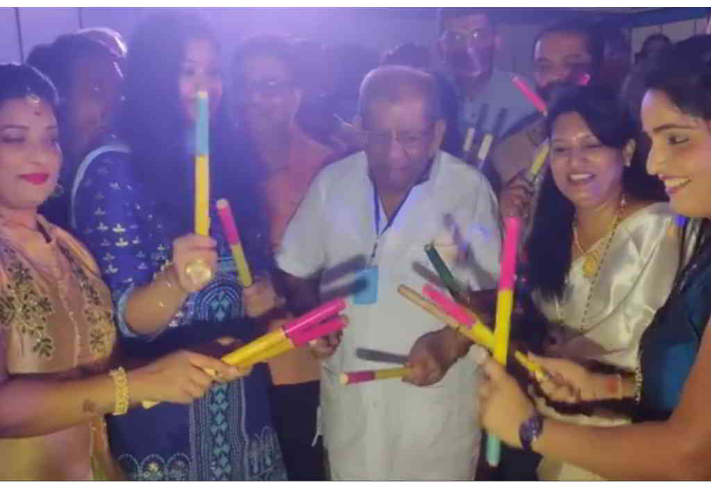 Shamanuru Shivashankarappa dandiya dance with girls