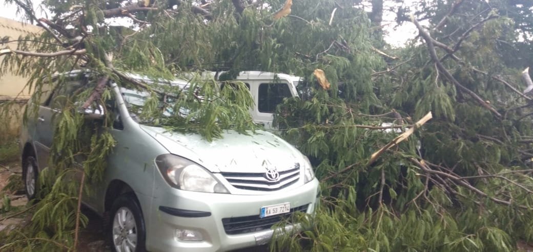 heavy rain vehicles damaged harihara