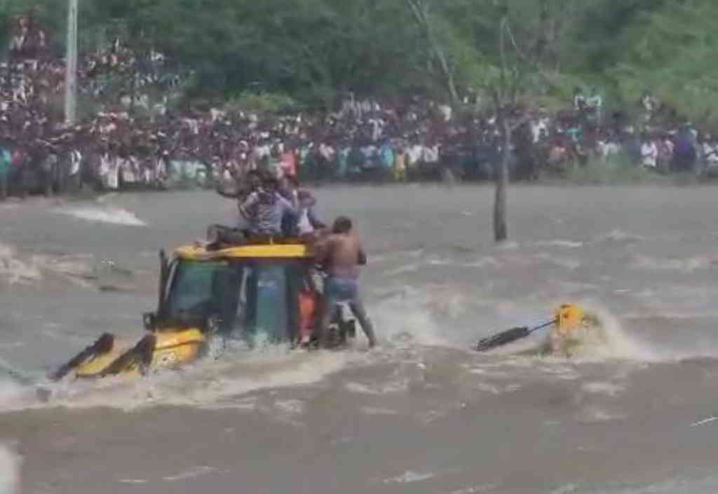 iaf rescue people's in andhra river