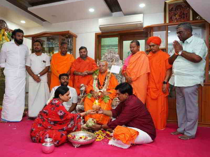 ex minister gali janardhana reddy offer padapooje to srishaila jagadguru at ballary house