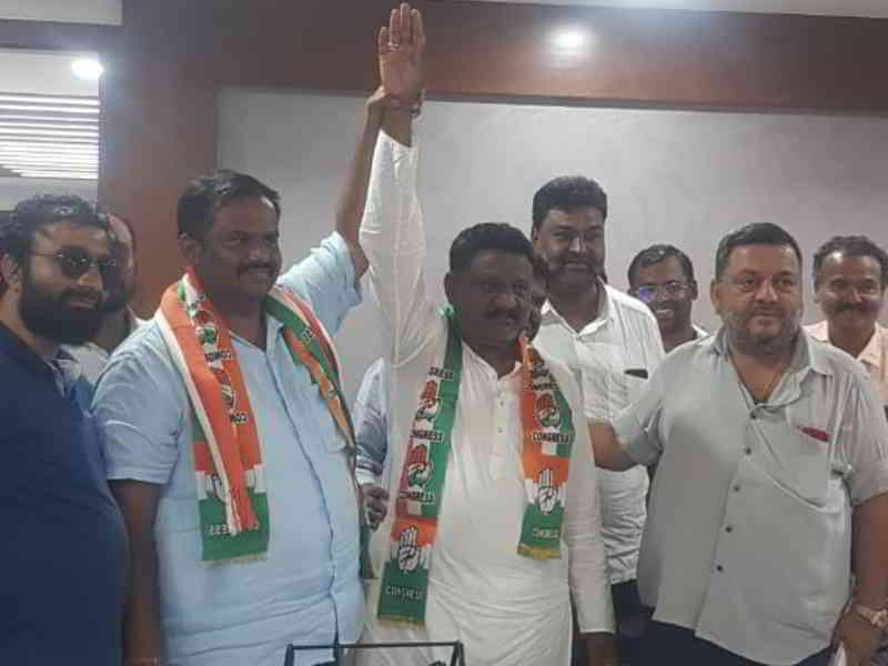 jds candidate joins congress infront of ex minister ss Mallikarjun