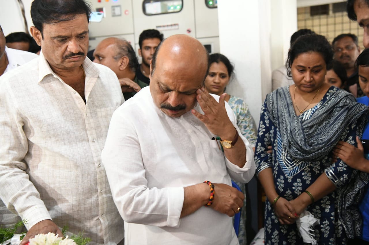 cm condolence basavaraj bommai cries infront of gurulingaswamy dead body