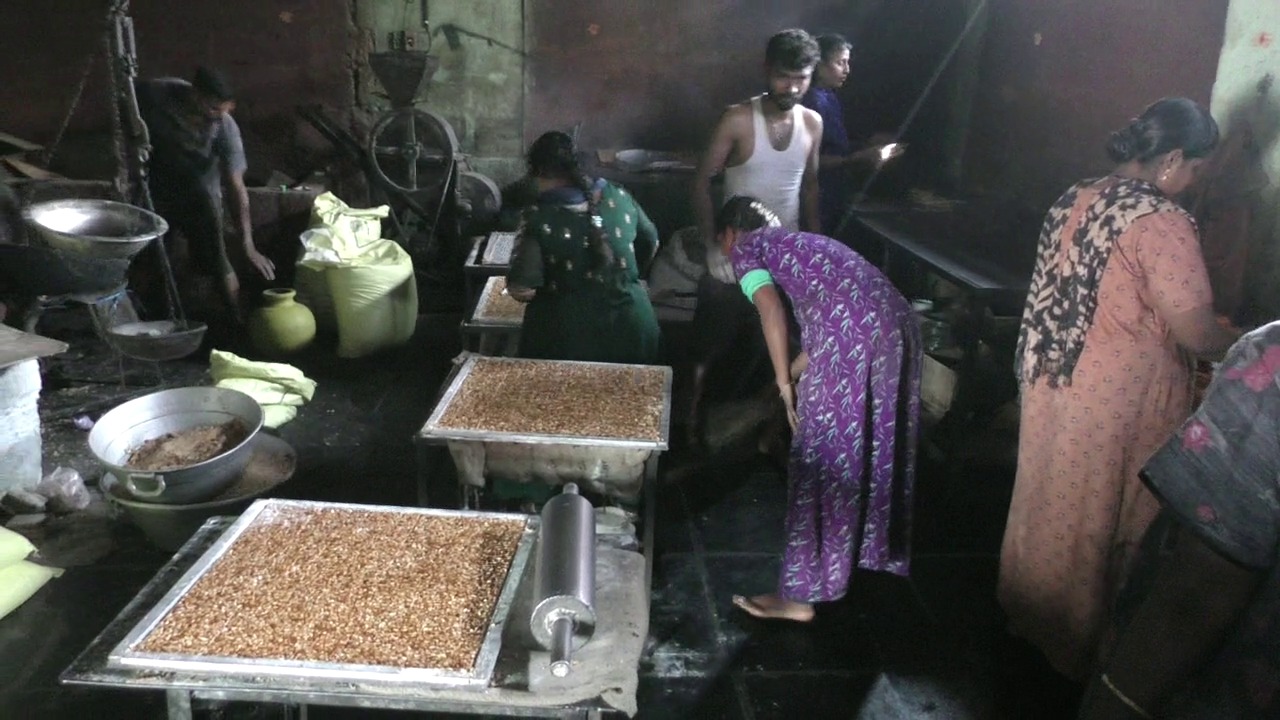 If you see the sweets being made, you will say "My Jumm". Ritual of the candy factory.