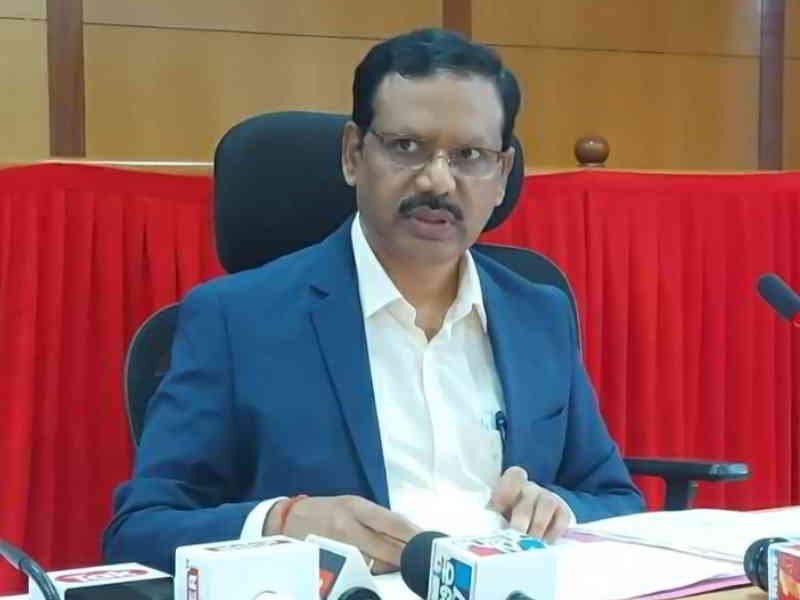 District Collector Sivananda Kapashi visited Davangere Taluk office