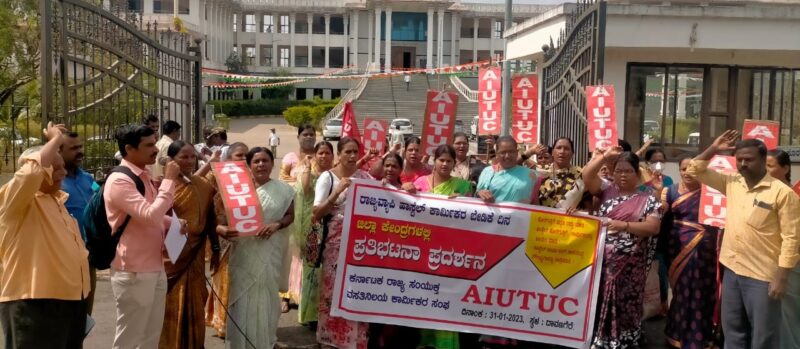 Protest demanding abolition of outsourcing system