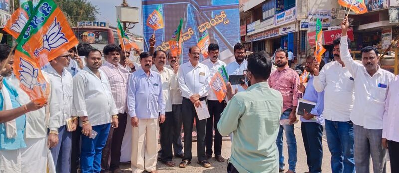 Jagaluru BJP celebrated distribution of 5300 crore sweets for Bhadra Upper Bank Project