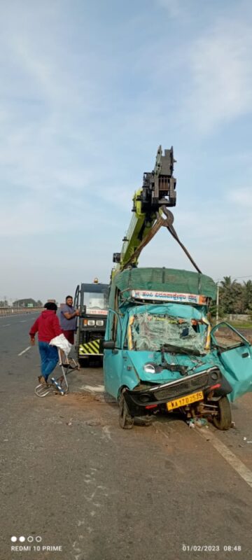 Davangere: Tata Ace hit a sugarcane lorry parked near Shamanur