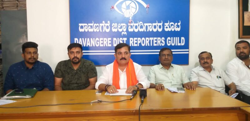 Cooker distribution in Davangere by Congress