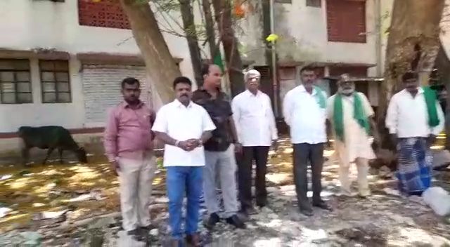 ಎಪಿಎಂಸಿ ರೈತ ಭವನದ ಪಕ್ಕದ ಗೋಡೆ ಧ್ವಂಸ.! ರೈತರಿಂದ ಪ್ರತಿಭಟನೆ
