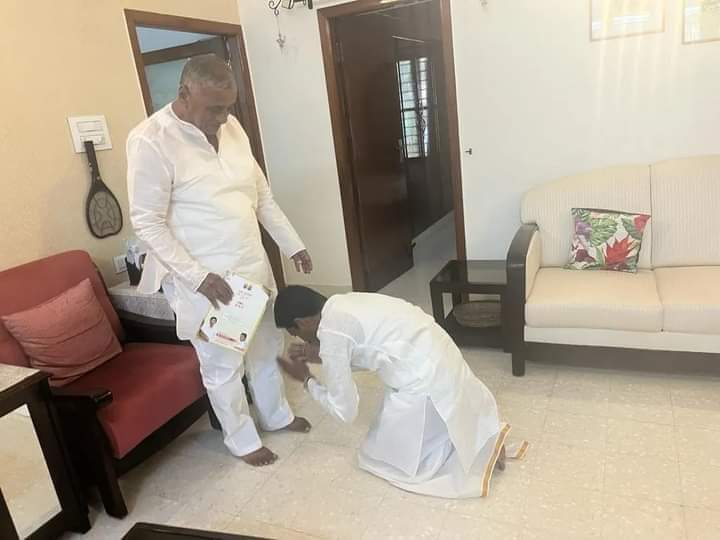 Raghu Achar fell at Tippareddy's feet Hand workers burst