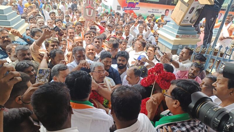 Siddaramaiah distributed Congress guarantee card in Shamanur
