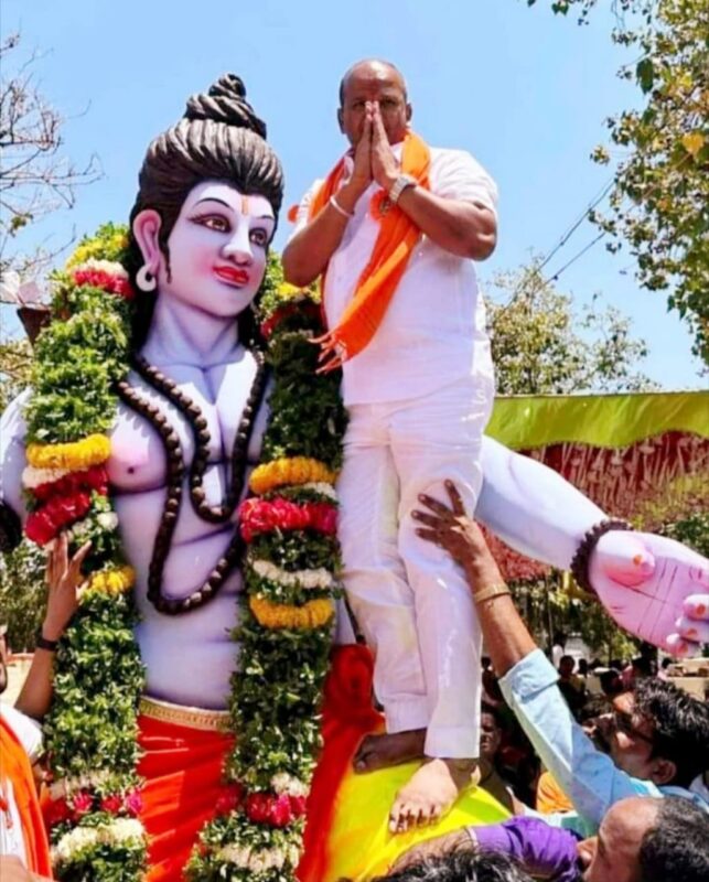 ಶ್ರೀರಾಮನ ತೊಡೆ ಮೇಲೆ ನಿಂತ ಶಾಸಕನ ಮೇಲೆ ಆಕ್ರೋಶ