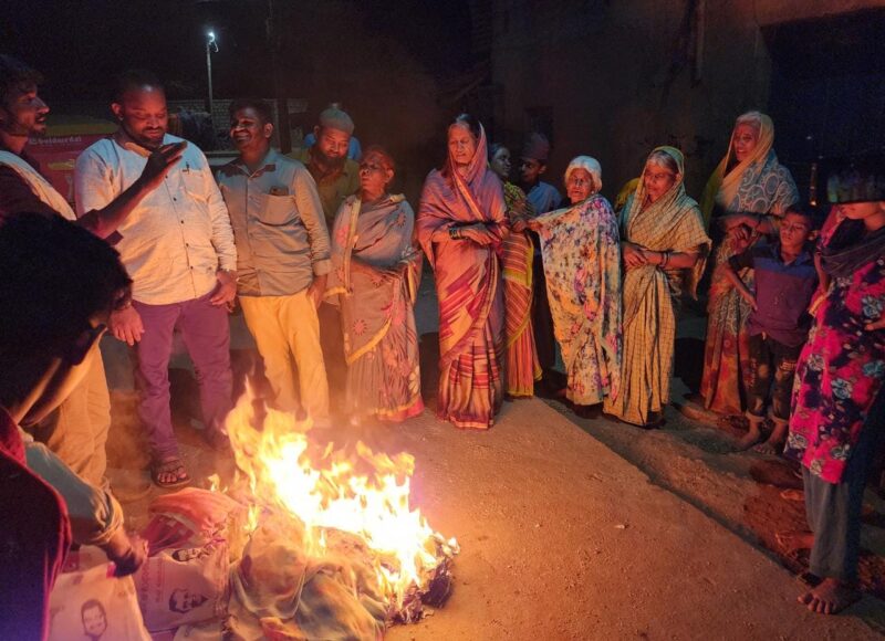 ಶಾಮನೂರು ಶಿವಶಂಕರಪ್ಪ ಭಾವಚಿತ್ರ ಇರುವ ಸೀರೆ ಗಿಫ್ಟ್ ಗೆ ಬೆಂಕಿ ಇಟ್ಟು ಆಕ್ರೋಶ
