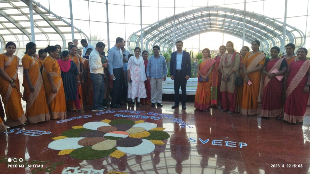 ರಂಗೋಲಿಯಲ್ಲಿ ಮೂಡಿದ ಮತದಾನ ಜಾಗೃತಿಯಲ್ಲಿ ಜಿಲ್ಲಾಧಿಕಾರಿ ಭಾಗಿ