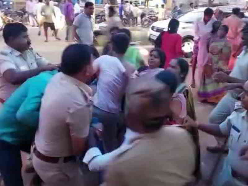  ಜಗಳೂರು ಪಟ್ಟಣದಲ್ಲಿ ಜಾತ್ರೆ ಗಲಾಟೆ:16 ಜನರು ಪೊಲೀಸ್ ವಶಕ್ಕೆ ಲಘು ಲಾಠಿ ಚಾರ್ಜ್ 