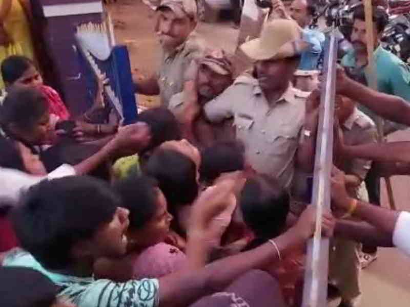  ಜಗಳೂರು ಪಟ್ಟಣದಲ್ಲಿ ಜಾತ್ರೆ ಗಲಾಟೆ:16 ಜನರು ಪೊಲೀಸ್ ವಶಕ್ಕೆ ಲಘು ಲಾಠಿ ಚಾರ್ಜ್ 