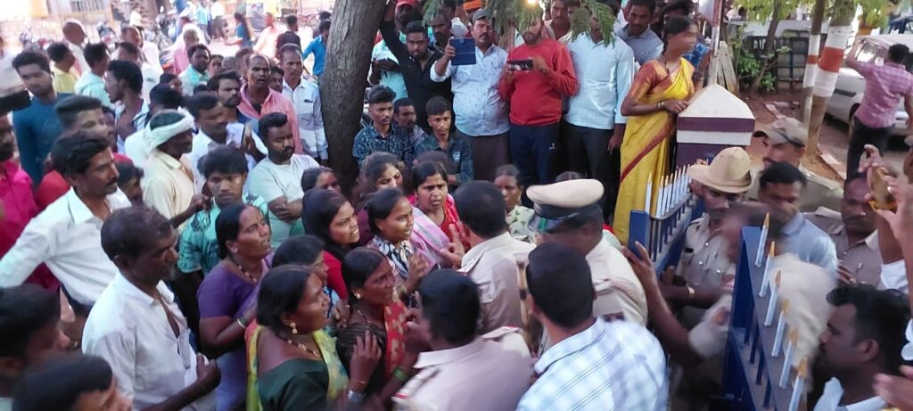 ಜಗಳೂರು ಪಟ್ಟಣದಲ್ಲಿ ಜಾತ್ರೆ ಗಲಾಟೆ:16 ಜನರು ಪೊಲೀಸ್ ವಶಕ್ಕೆ ಲಘು ಲಾಠಿ ಚಾರ್ಜ್