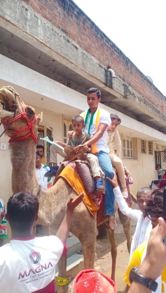 ತಾತನ ಗೆಲುವಿಗಾಗಿ ಒಂಟೆ ಏರಿದ ಮೊಮ್ಮಗ ಶಿವಶಂಕರಪ್ಪ ಗೆಲುವಿಗೆ ಮೊಮ್ಮಗ ಸಮರ್ಥ್ ಮತ ಯಾಚನೆ