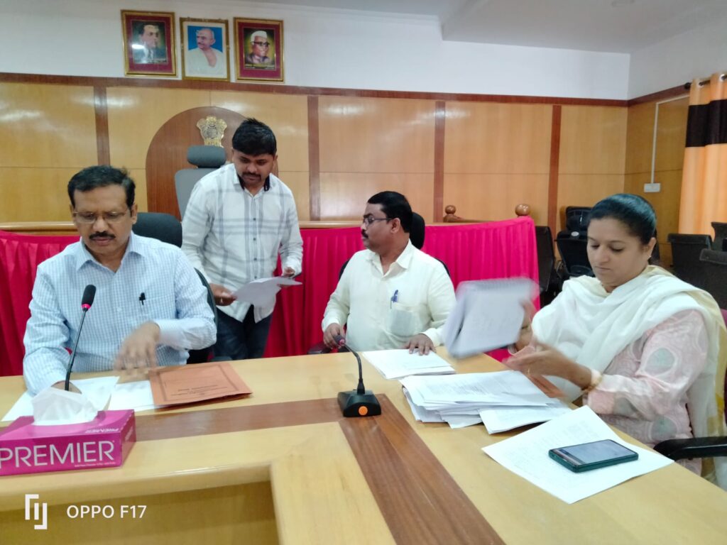 ಪ್ರಿಂಟಿಂಗ್ ಪ್ರೆಸ್ ಮಾಲೀಕರು, ಕೇಬಲ್ ಆಪರೇಟರ್ ಗಳು ಮಾದರಿ ನೀತಿ ಸಂಹಿತೆ ಕಟ್ಟುನಿಟ್ಟಾಗಿ ಪಾಲಿಸಬೇಕು - ಡಿಸಿ ಶಿವಾನಂದ ಕಾಪಶಿ