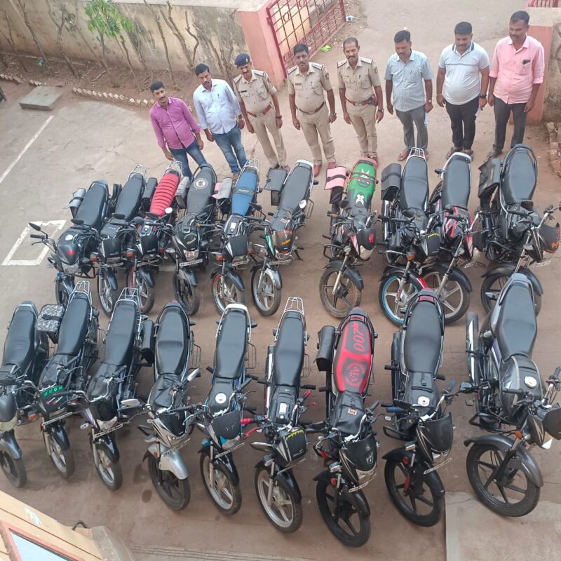 ಬೈಕ್ ಕದ್ದು ಆರ್ ಟಿ ಓ ಅಧಿಕಾರ ಸಹಾಯದಿಂದ ಮಾರಾಟದ ಜಾಲ ಬೇಧಿಸಿದ ಪೊಲೀಸರು.! 13 ಲಕ್ಷ ರೂ. ಮೌಲ್ಯದ 26 ಬೈಕುಗಳ ವಶ.!
