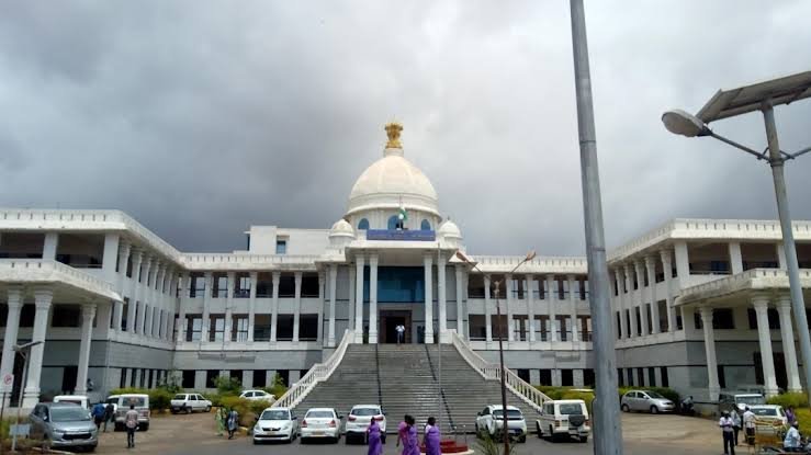 ಶಾಲಾ ದಾಖಲಾತಿ ಅರ್ಜಿ ಫಾರಂಗೆ ಐವತ್ತು ರೂಪಾಯಿ.? ಬಿಲ್ ಕೊಡಲ್ವಂತೆ.! ಖಾಲಿಯಾಗ್ತಿದೆ ಪೋಷಕರ ಜೇಬು.