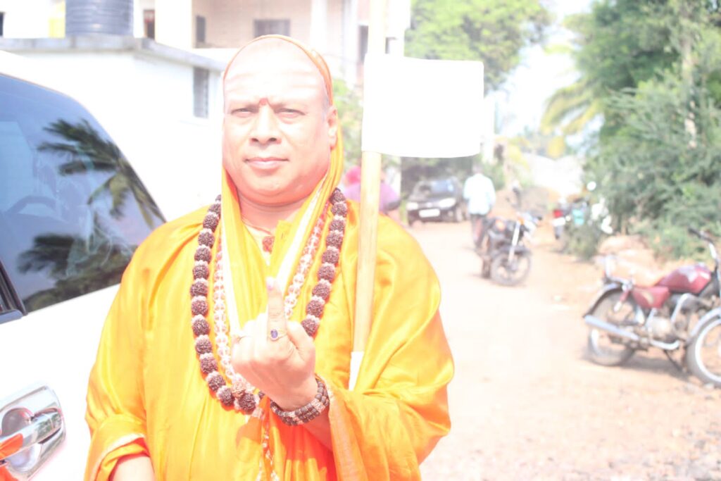 ಸರದಿ ಸಾಲಿನಲ್ಲಿ ನಿಂತು ಮತ ಚಲಾಯಿಸಿದ ಶ್ರೀಶೈಲ ಜಗದ್ಗುರುಗಳು