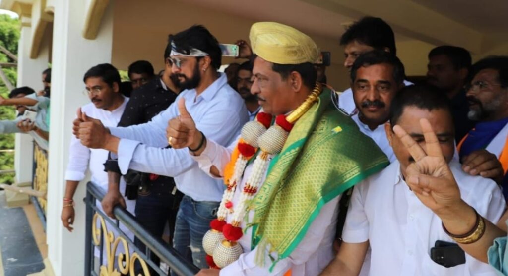 ಬೀಳಗಿಯಲ್ಲಿ ಕಿಚ್ಚನ ಕಮಾಲ್.. ರೋಡ್ ಶೋ ನೋಡಲು ಜನಸಾಗರ..