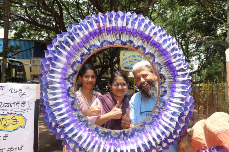 ಚಿತ್ರಕಲೆ ಮೂಲಕ ಮತದಾನ ಜಾಗೃತಿ ಮೂಡಿಸಿರುವ ಕಲಾವಿದ ರವೀಂದ್ರ ಅರಳಗುಪ್ಪಿ ಕುಟುಂಬ