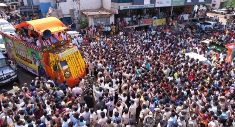 ಬೀಳಗಿಯಲ್ಲಿ ಕಿಚ್ಚನ ಕಮಾಲ್.. ರೋಡ್ ಶೋ ನೋಡಲು ಜನಸಾಗರ..
