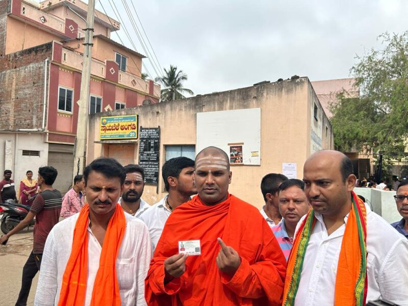 ಹಬ್ಬ ಆಚರಿಸಿದಂತೆ ಪ್ರಜಾಪ್ರಭುತ್ವದ ಹಬ್ಬ ಆಚರಿಸಿ, ಮತದಾನ ಮಾಡಿ: ಬಸವ ಪ್ರಭು ಶ್ರೀಗಳು