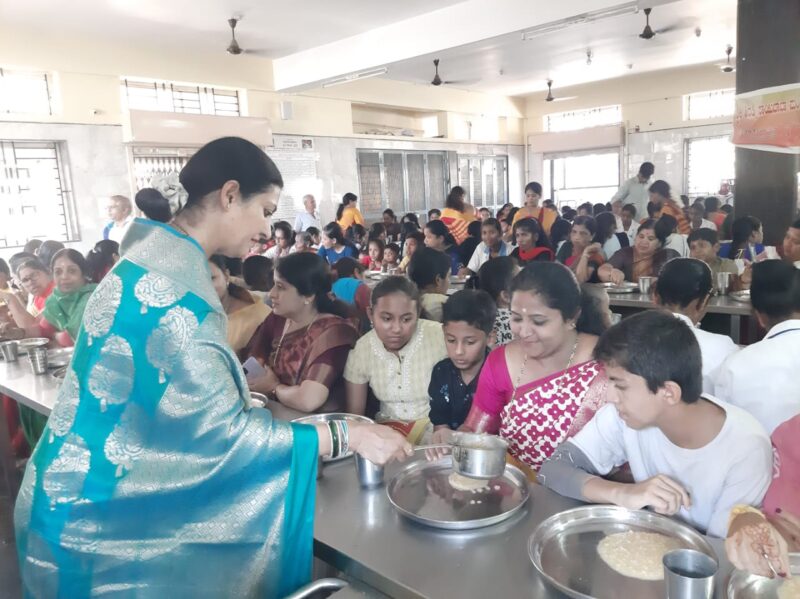 ಅಭಿನಂದನಾ ಕಾರ್ಯಕ್ರಮದಲ್ಲಿ ಊಟ ಬಡಿಸಿದ ಪ್ರಭಾ ಮಲ್ಲಿಕಾರ್ಜುನ್