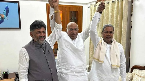 ಎಐಸಿಸಿ ಅಧ್ಯಕ್ಷ ಮಲ್ಲಿಕಾರ್ಜುನ ಖರ್ಗೆ ಭೇಟಿಯಾದ ಸಿದ್ದರಾಮಯ್ಯ, ಡಿಕೆಶಿ: ಒಗ್ಗಟ್ಟು ಪ್ರದರ್ಶನ .
