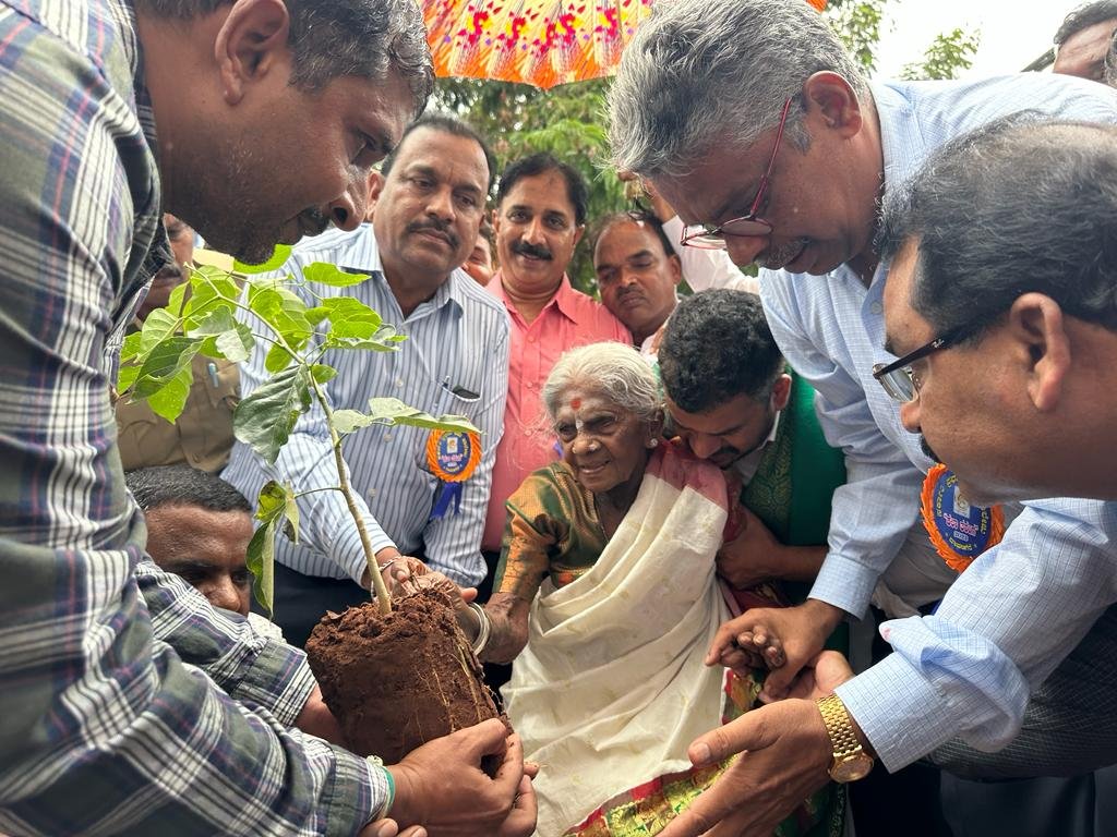 Salumarada Thimmakka planted saplings for awareness of environmental protection: