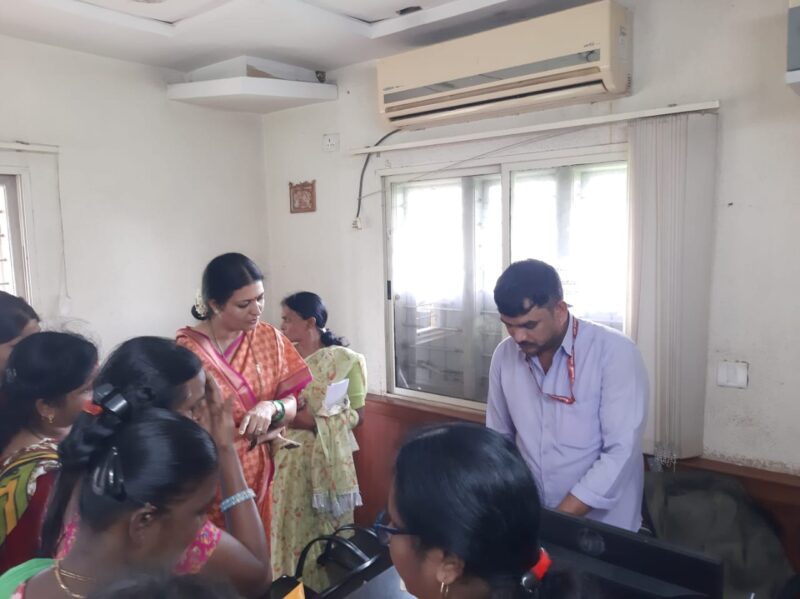 dr prabha mallikarjun visited davanagere one centre for verification of gruhalakshmi scheme