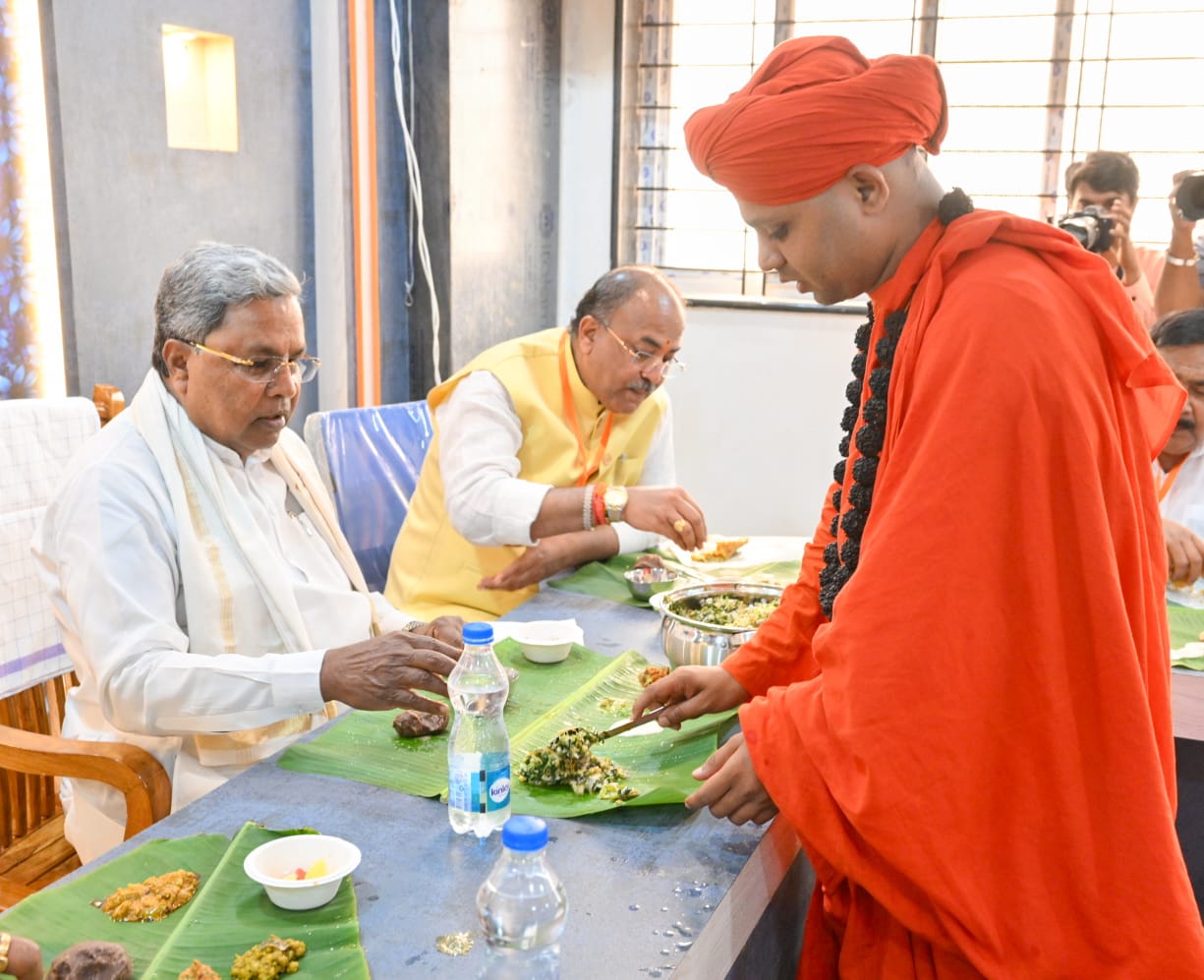 Swamiji served food to the Chief Minister at Bhovi Math