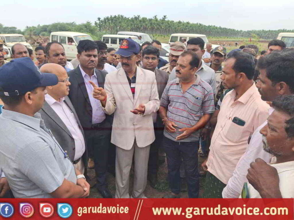 Commissioner visits the Shantisagara backwater area and inspects the encroachment area (1)