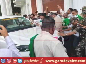 Farmer protested infront of cm car in Davanagere